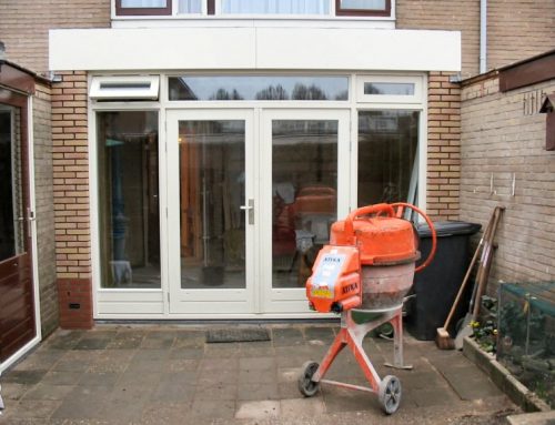 Aanbouw met houten openslaande deuren
