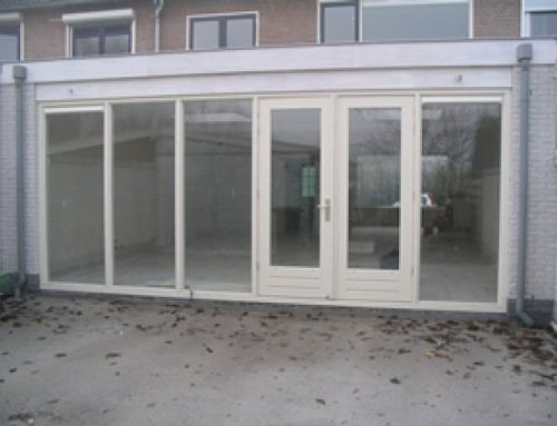 Aanbouw met houten openslaande deuren