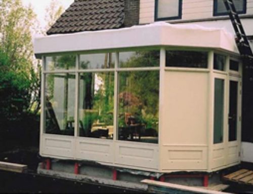 Erker aan huis met hardhoutenkozijnen met isolatie glas